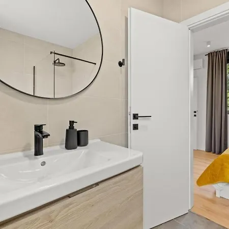 Minka By Guide Willa Manjadvorci